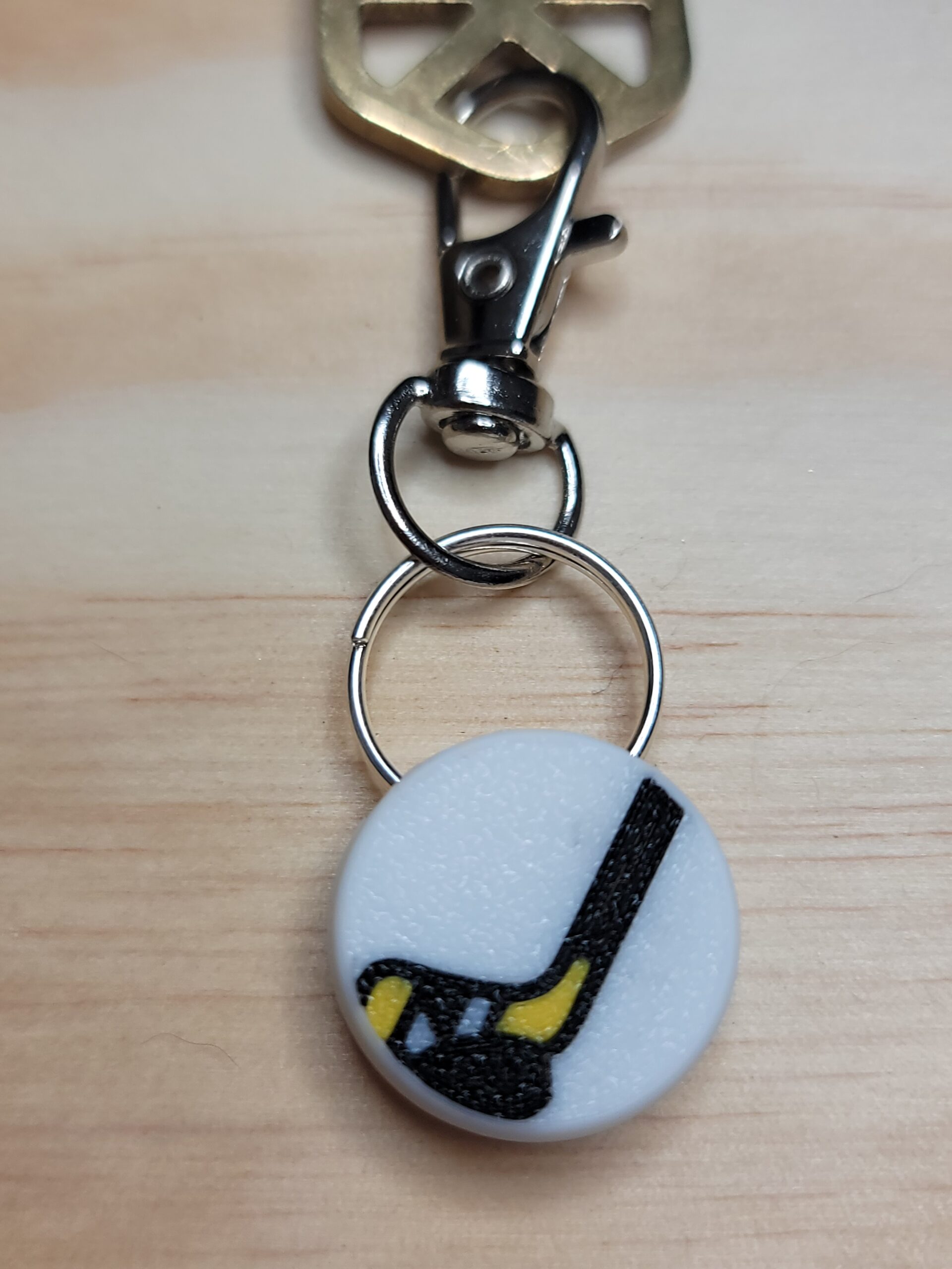 3D Printed Hockey Keychain Fob – Multicolor Zipper Pull Accessory - Image 4